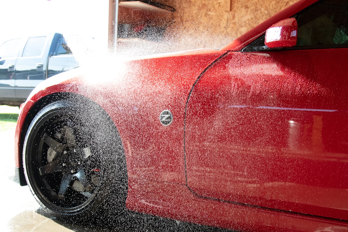 Carro sendo enxaguado com jato de água